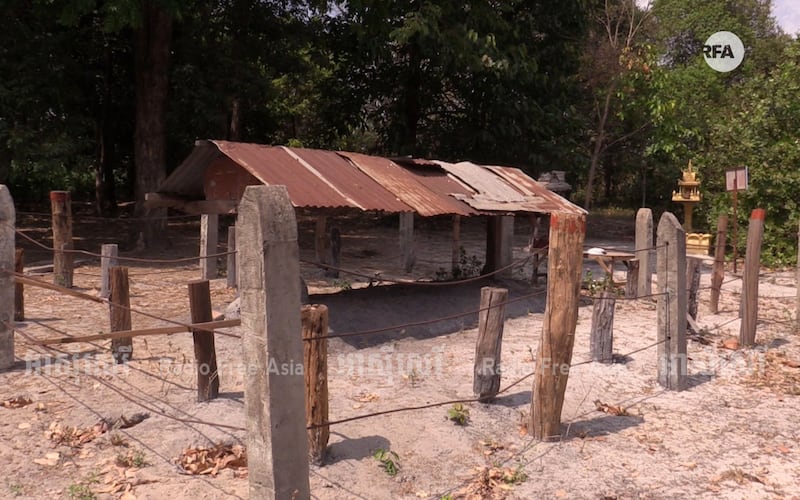 ផ្នូរ​របស់ ប៉ុល ពត នៅ​លើ​ខ្នង​ភ្នំ​ដងរែក នៃ​ស្រុក​អន្លង់វែង ជិត​ច្រក​ទ្វារ​អន្តរជាតិ​ជាំសាង៉ាំ ខេត្ត​ឧត្តរមានជ័យ។ រូបថត​ថ្ងៃ​ទី​១១ ខែ​មីនា ឆ្នាំ​២០១៧។ 