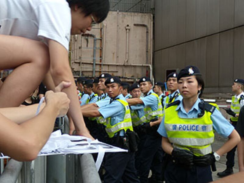 6月30日，香港市民舉辦紀念李旺陽的遊行和集會，警方在場維護秩序。（粵語部劉雲拍攝）