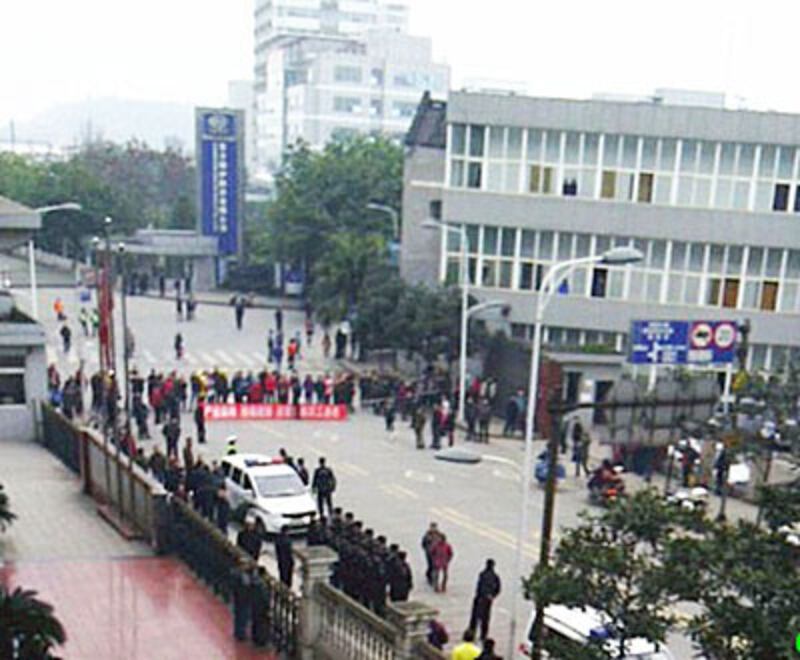 自貢東方鍋爐廠的工人自2月6日起，已在工廠內拉起橫額抗議，要求恢復舊制。（照片來自中國天網） 