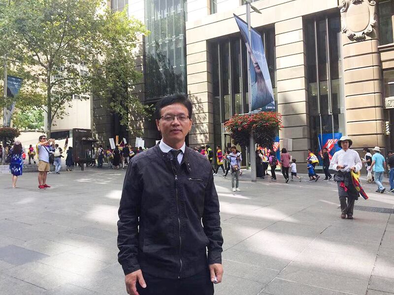 中共驻悉尼领事馆前政治领事陈用林在活动现场接受本台采访（丹珍摄）