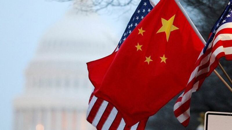 美国国会前飘扬的美中两国国旗。两国的贸易战眼下火药味十足。(路透社)