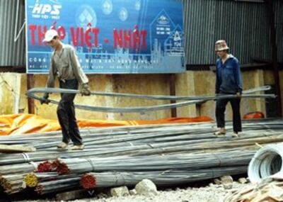 Công nhân không có tay nghề, khó kiếm việc thường chỉ làm bốc vác 