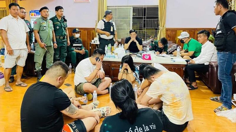 Koh_Kong_police_arrest_6_Chinese_criminals_111122_money_extortion_1.jpg