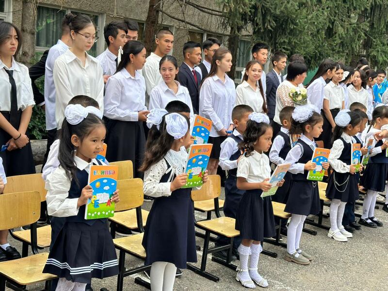 بايسېيىت يېزىسىدىكى ئىسمايىل تايىروف نامىدىكى ئوتتۇرا مەكتەپتە ئوتكەن بىرىنچى قوڭغۇراق مۇراسىمىدىن كۆرۈنۈش. 2024-يىلى 1-سېنتەبىر. ئالمۇتا ۋىلايىتى