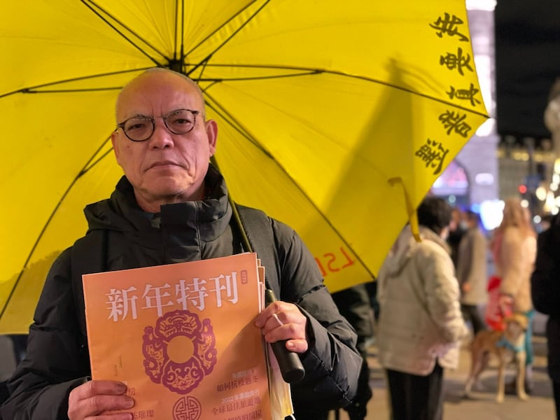 從一頭青絲到兩鬢斑白,吳呂南在英國風雨不改悼念六四,已經有32年。(呂熙 攝)