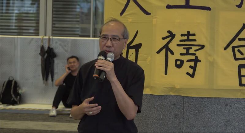 香港天主教原主教杨鸣章2019年1月离世后,教廷原本属意辅理主教夏志诚(图)接任主教。他在过去一年曾多次高调声援反送中运动,更曾在港警包围香港理工大学时,进入理大看望留守学生。(香港教区视听中心视频截图)