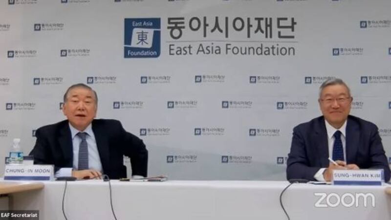 문정인 한국 대통령 통일외교안보특별보좌관(좌)과 김성환 전 한국 외교부 장관(우).