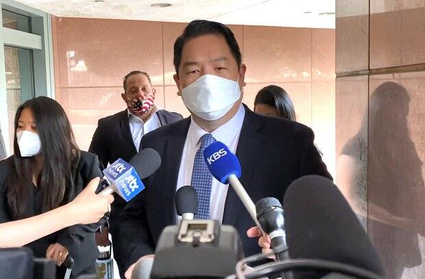 스페인 주재 북한대사관 습격 사건에 가담한 혐의로 미국 검찰이 기소한 한국계 미국인 크리스토퍼 안이 지난해 5월 25일 미국 로스앤젤레스 연방지방법원에서 열린 스페인 송환과 관련한 재판을 마치고 나오며 기자들의 질문에 답하고 있다.