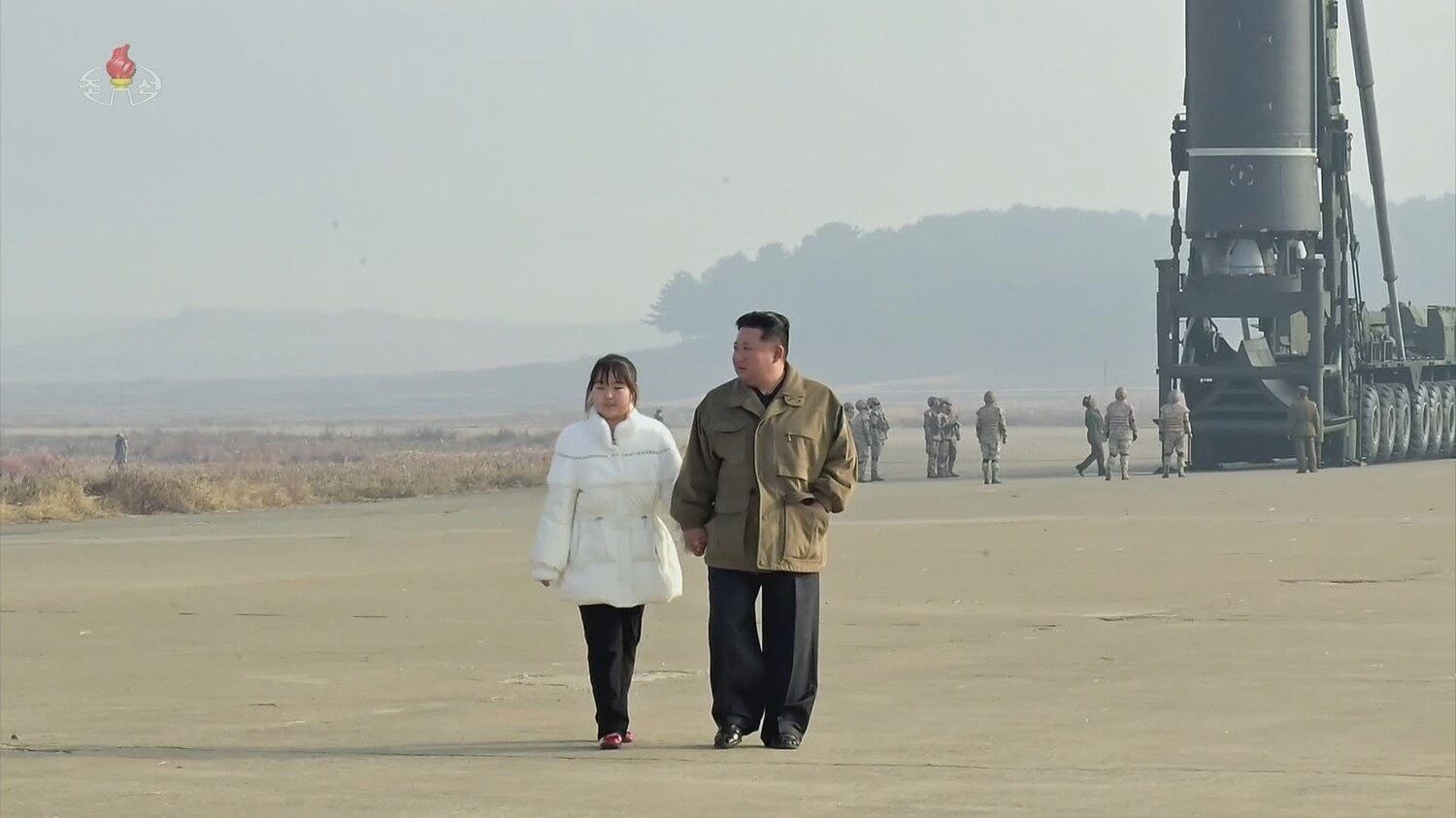 북한이 지난 18일 김정은 국무위원장의 지도 아래 신형의 대륙간탄도미사일 화성-17형을 시험 발사했다고 조선중앙TV가 20일 보도했다. 사진은 조선중앙TV가 이날 추가로 공개한 김정은 국무위원장이 딸과 손 잡고 나란히 걷는 모습.