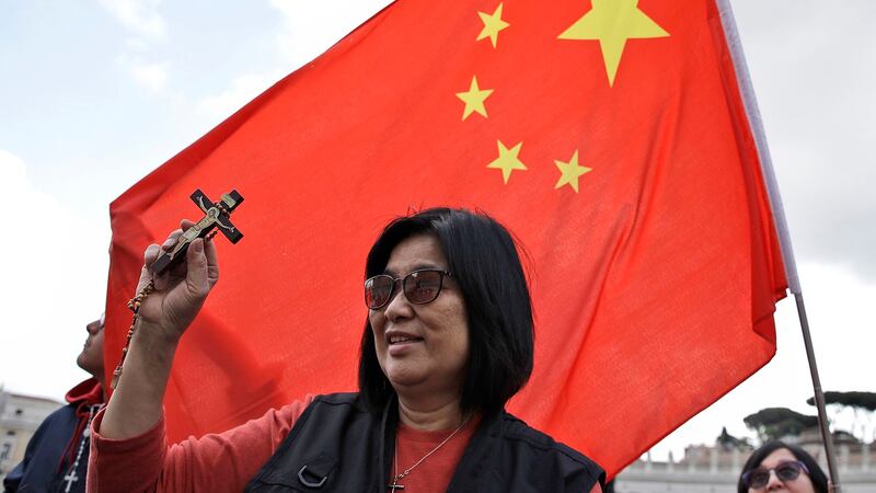 一名中国女子2019年5月参加圣彼得广场上教皇每周例行活动。（美联社）