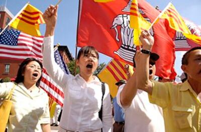 BieuTinhPhanVKhai_6-21-05_vietnova.net.jpg