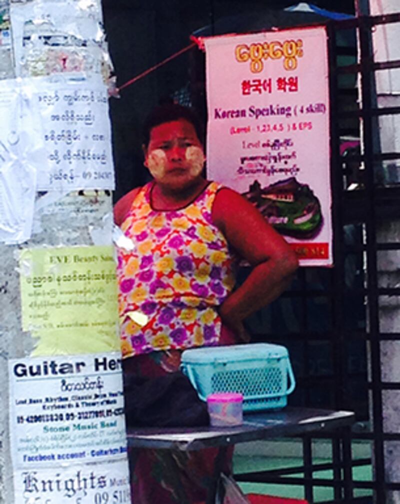 미얀마 양곤대학 근방 대로변에 ‘한국어 학원' 광고문이 붙어 있다. 미얀마에는 한국으로 건너가 일하기 위해, 또는 미얀마에 진출한 한국 기업에 취직하기 위해 한국어를 배우는 사람이 많다. RFA PHOTO/ 박성우