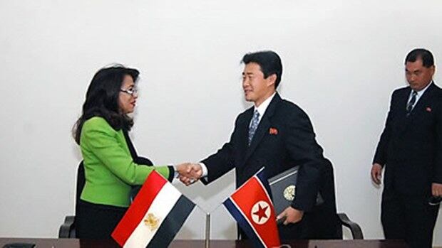 북한 정부와 이집트 정부가 체결한 2013-2015년도 문화협조집행계획서 조인식 모습.