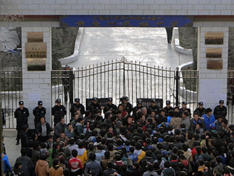 逾千學生在黃南州政府大樓前抗議,警察在門外築成人牆阻止學生進入。(照片由自由西藏提供)
