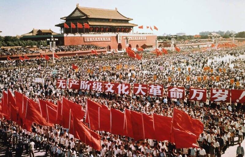 网民见青海玉树重演文革场景，留言贴出六零年代文化大革命时期天安门广场场景。（网上图片）