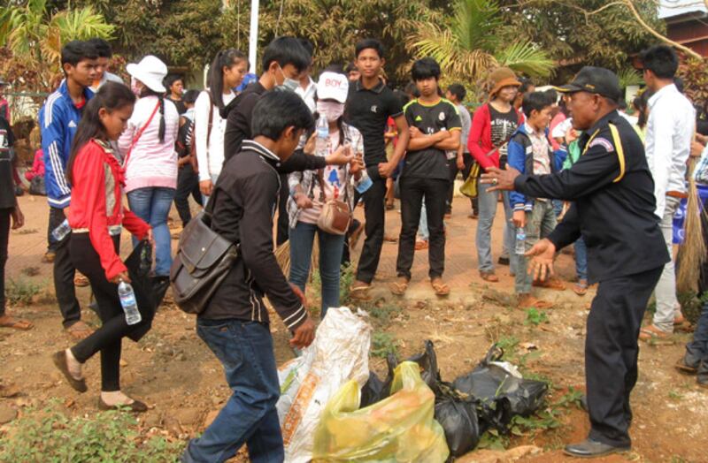 សកម្មភាពសិស្សានុសិស្ស មន្ត្រីរាជការ គ្រូបង្រៀន ប្រជាពលរដ្ឋ ហែក្បួនរើសសំរាមធ្វើអនាម័យសម្អាតទីក្រុង នាសង្កាត់ជ័យជម្នះ ក្រុងបានលុង ខេត្តរតនគិរី នៅព្រឹកថ្ងៃទី២០ ខែមីនា ឆ្នាំ២០១៤។