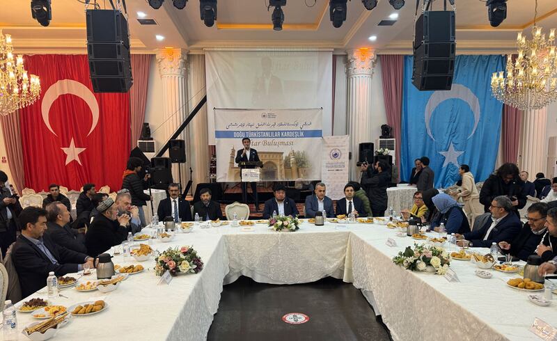 ئىستانبۇلنىڭ كۈچۈكچەكمەجە سەفاكۆي رايونىغا جايلاشقان ئوسمانلى مەرىكە زالىدا ئۆتكۈزۈلگەن «شەرقىي تۈركىستانلىقلار قېرىنداشلىق ئىپتار پائالىيىتى» دىن كۆرۈنۈش. 2024-يىلى 23-مارت، تۈركىيە.