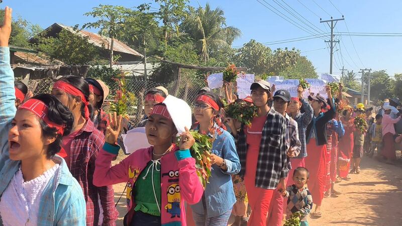 ခင်ဦးမြို့တွင် ၂၀၂၃ ခုနှစ် နိုဝင်ဘာလ ၁၁ ရက်နေ့က ပြုလုပ်သည့် တစ်လေးလုံး အောင်သပြေ လူထုလှုပ်ရှားမှုကို ဒေသခံများ ပါဝင်ချီတက်ဆန္ဒပြခဲ့ကြစဉ်။ (Photo: Citizen Journalist)