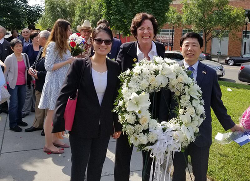 미국 인권단체인 ‘북한자유연합'의 수잔 숄티 대표(가운데)와 한국 탈북자단체 ‘자유북한운동연합'의 박상학 대표(맨 오른쪽)가 헌화 순서를 기다리고 있다.