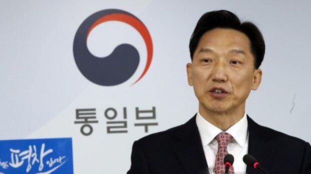 이덕행 통일부 대변인이 서울 세종로 정부서울청사에서 정례브리핑을 하며 기자들의 질문에 답하고 있다. 