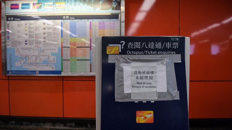 2019年10月8日，香港关闭旺角地铁站提示牌。（法新社）
