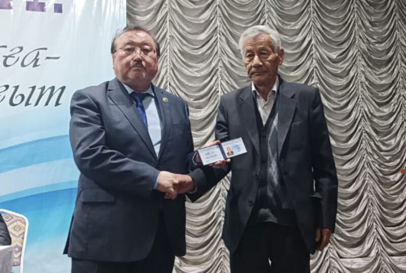 قازاقىستان يازغۇچىلار ئىتتىپاقى يىغىنىدا شائىر نۇرەخمەت ئەخمەتوف يازغۇچىلىق گۇۋاھنامىسى تاپشۇرۇۋالدى. 2023-يىل 12-ئاپرېل، ئالمۇتا.