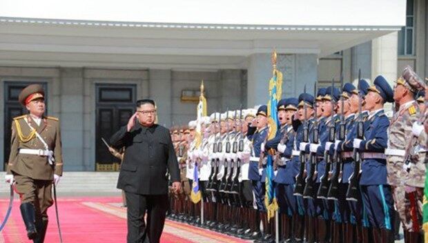 김정은 북한 국무위원장이 지난 9일 평양에서 열린 정권수립 70주년(9·9절) 열병식에 참석했다고 조선중앙통신이 10일 보도했다. 김 위원장이 행사장에 도착해 명예위병대를 사열하고 있다. 