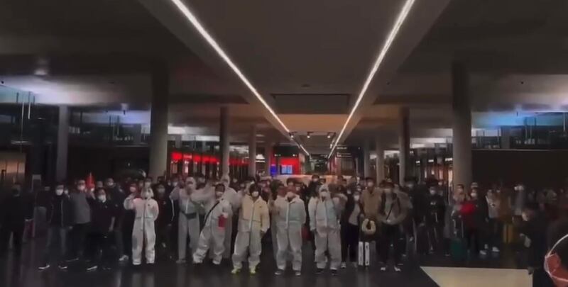 約兩百名中國乘客在機場高喊「我們要回國」。（網絡圖片）