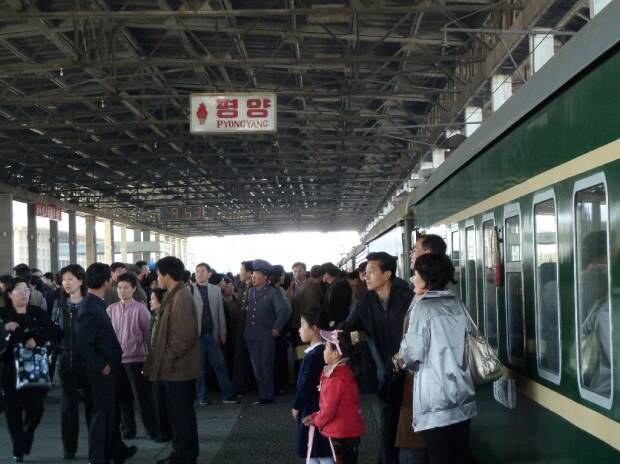 평양역에서 승객들이 베이징행 기차를 기다리고 있다.