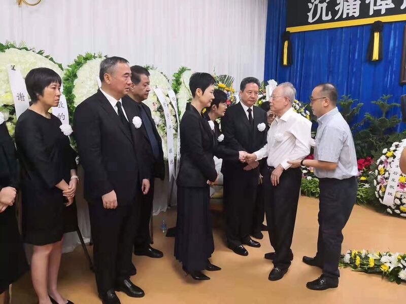 李鹏逝世后的追悼会现场照。李鹏的三个子女（李小鹏、李小琳、李小勇）均现身。（微信公号截图） 