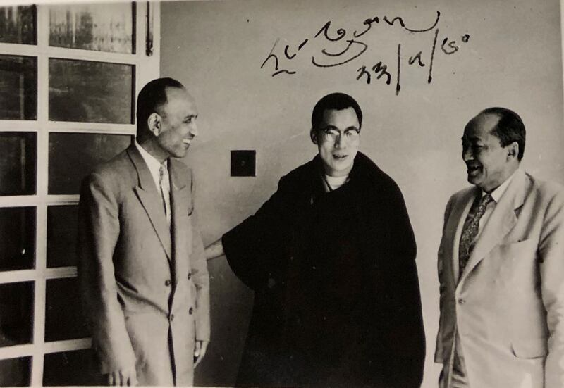 (سولدىن ئوڭغا) ئەيسا يۈسۈپ ئالىپتېكىن، دالاي لاما ۋە مۇھەممەتئىمىن بۇغرا ئەپەندىلەر.