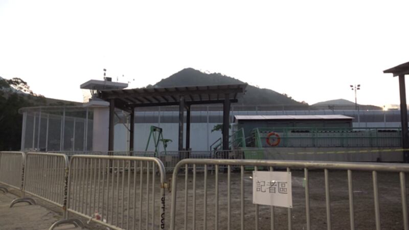 石壁監獄外用圍欄劃分出記者區。（石頭 攝）