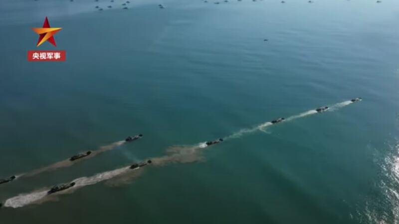 东部战区第73集团军两栖重型合成旅今年7月展开越海夺岛体系联合登陆演练。(视频截图)