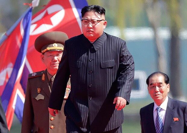 지난 4월 평양 여명거리 준공식에서 황병서(왼쪽)가 김정은을 수행하고 있다.