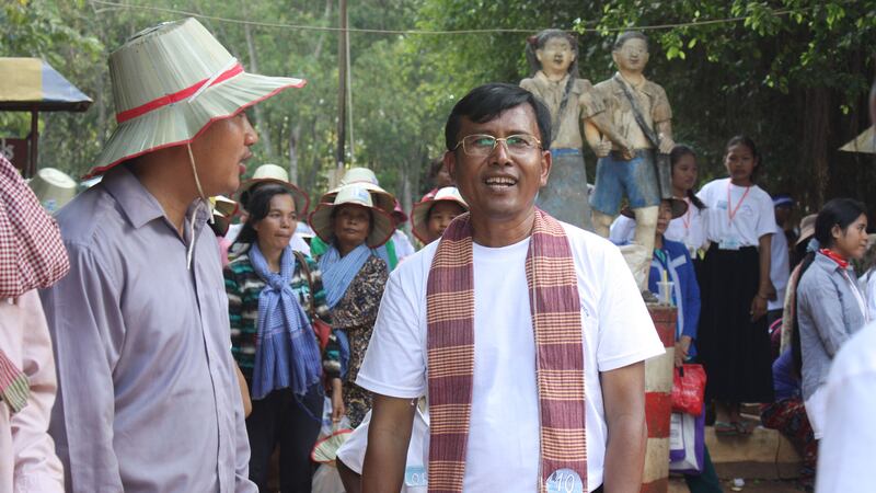 លោក នាង សុវ៉ាត អ្នកការពារសិទ្ធិមនុស្ស និងសិទ្ធិដីធ្លីប្រចាំខេត្តត្បូងឃ្មុំ និងខេត្តកំពង់ចាម