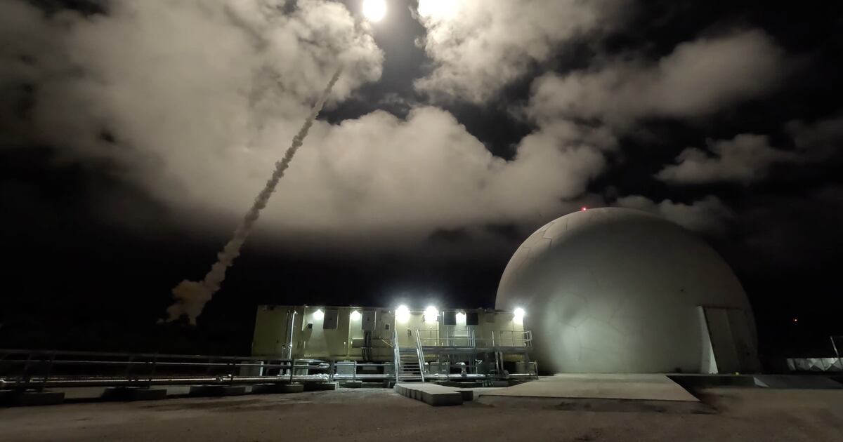 Intercept Rfa US missile test intercepts, downs ballistic target from Guam air base ...