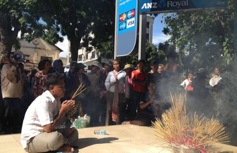 ពលរដ្ឋ​ប្រមាណ ២០០នាក់ មក​ពី​ស្រុក​ឱរ៉ាល់ និង​ស្រុក​ថ្ពង ខេត្ត​កំពង់ស្ពឺ តវ៉ា​ដោយ​បាន​អុច​ធូប បាច​អំបិល​ម្ទេស ដាក់​ទំនាយ​ធនាគារ​អេអ៊ិនហ្សិត នៅ​រសៀល​ថ្ងៃ​ទី ៣០ កញ្ញា។ 