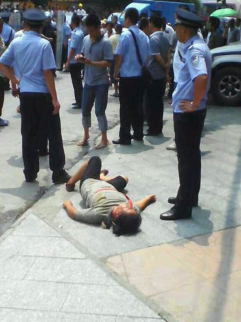 2014年8月7日,廣東省韶關市犁市鎮,二百多名村民鎮政府示威,抗議政府多年來強征耕地,貪污土地款,最後遭大批員警鎮壓,有村民被毆打抓捕。(村民攝)