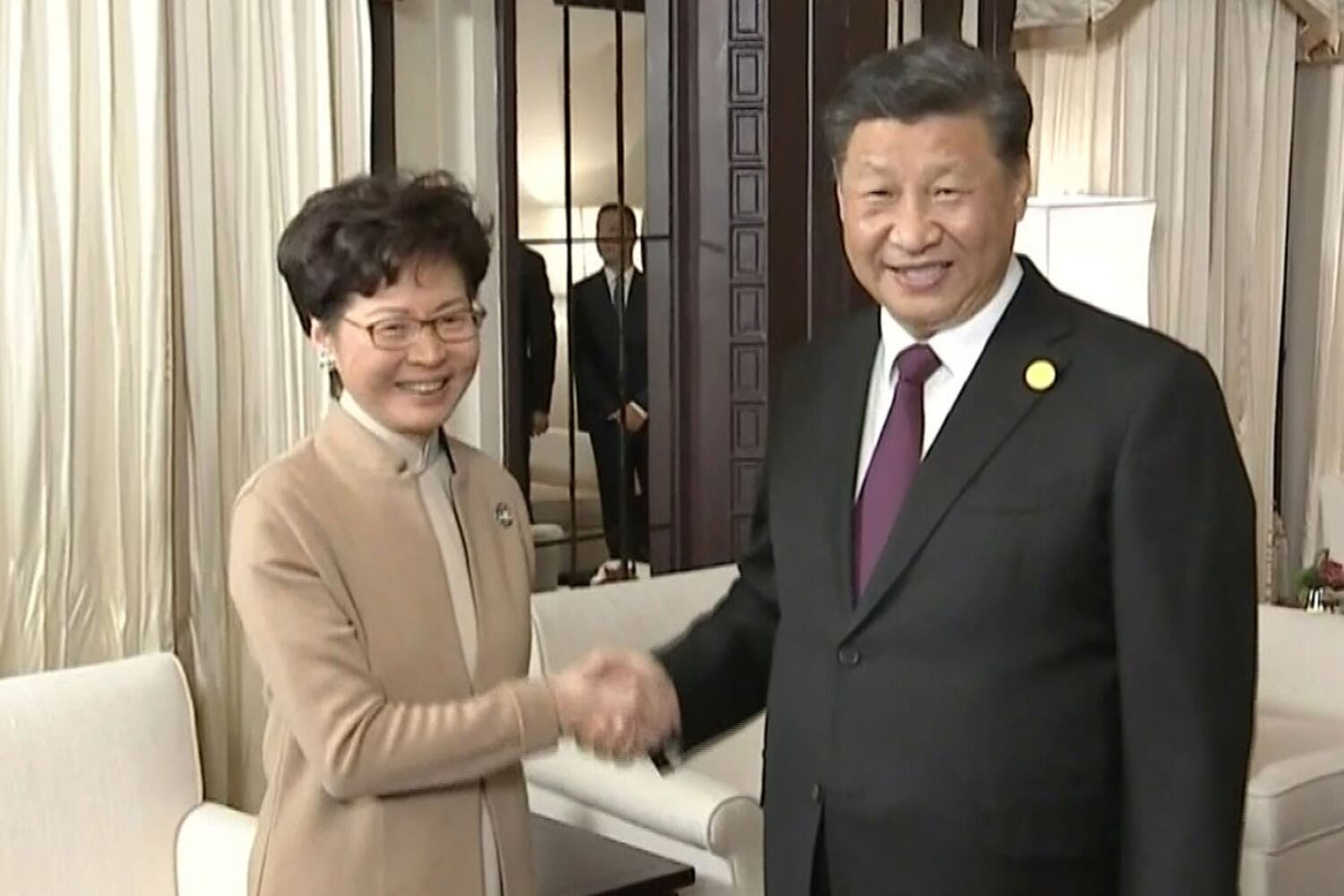 2019年11月4日,习近平当晚在上海会见出席第二届中国国际进口博览会的香港特首林郑月娥。(法新社)