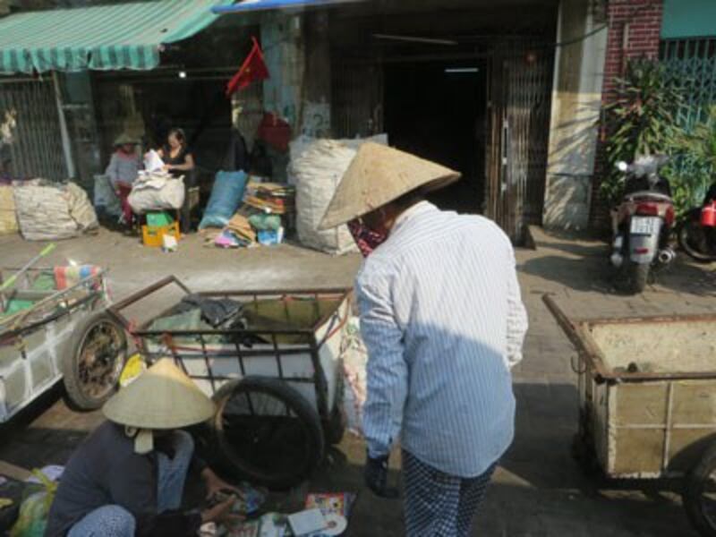 Rác được phân loại để tái chế tại một cửa hàng ve chai. RFA PHOTO.