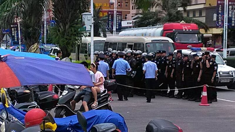 惠州三友義烏批發城外，7月28日仍有大量特警駐守，防止商戶鬧事。（商戶陳先生提供）