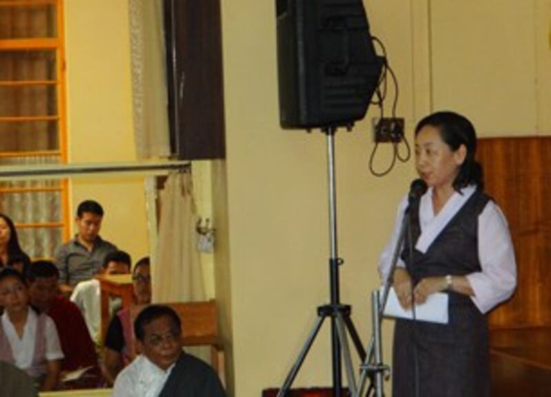 藏人行政中央外交与新闻部部长德吉曲央7月19日在官方祈福法会上宣读内阁声明。（记者丹珍）