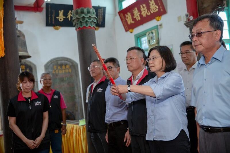 蔡英文到台湾寺庙参拜。(摘自总统府网站)