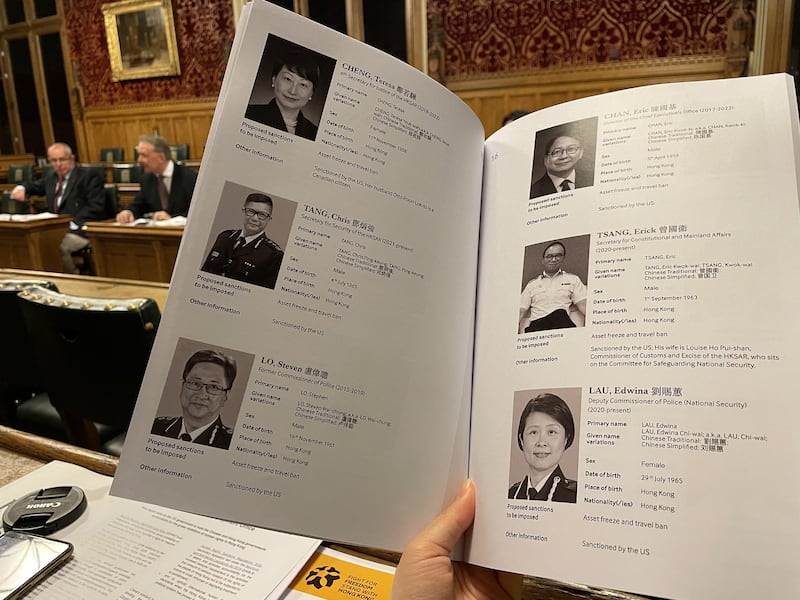 “重光团队”列出的16人制裁名单，包括多名已被美国制裁的前任和现任香港高官，详列16人的中英文全名及出生日期，建议英国政府冻结相关人士的英国资产，并禁止他们入境英国。 （邢博泓摄）