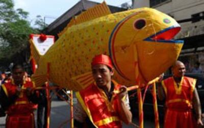 Mô hình cá chép trong ngày 23 tháng chạp, ngày đưa ông Táo về Trời theo tục tệ của người Việt Nam. AFP photo