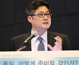 11일 오후 서울 중구 대한상공회의소에서 열린 통일준비 심포지엄 '통일, 어떻게 준비할 것인가-전략과 과제, 통일재원'에서 홍익표 대회경제정책연구원 박사가 '통일비용과 편익'에 대해 발표하고 있다.