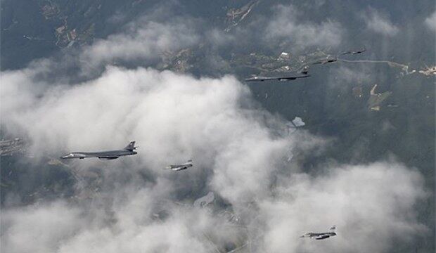 경기도 평택시 주한미군 오산공군기지 상공에서 미국의 장거리 전략폭격기 B-1B가 한국공군의 F-15K, 미공군의 F-16 전투기와 비행하고 있다.