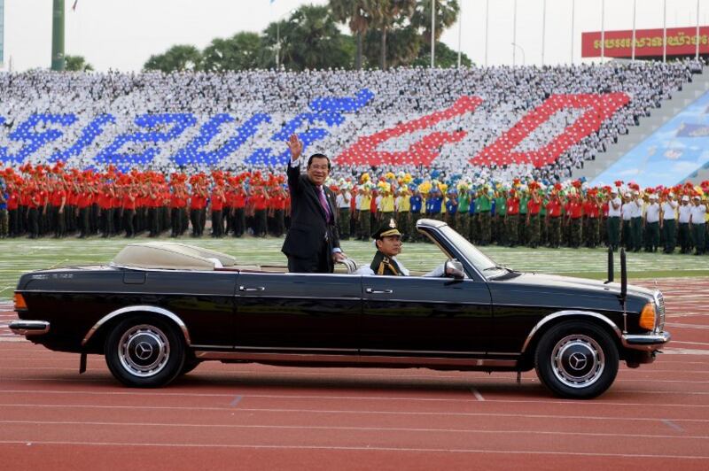 Thủ tướng Campuchia Hun Sen (giữa) vẫy tay trong lễ kỷ niệm đánh dấu 40 năm lật đổ Khmer Đỏ ở Sân vận động Olympic ở Phnom Penh hôm 7/1/2019