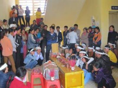 Người nhà sản phụ đưa quan tài đến Bệnh viện Đa khoa huyện Thiệu Hóa (Thanh Hóa), sáng 19.10.2013. Photo courtesy of danviet.vn