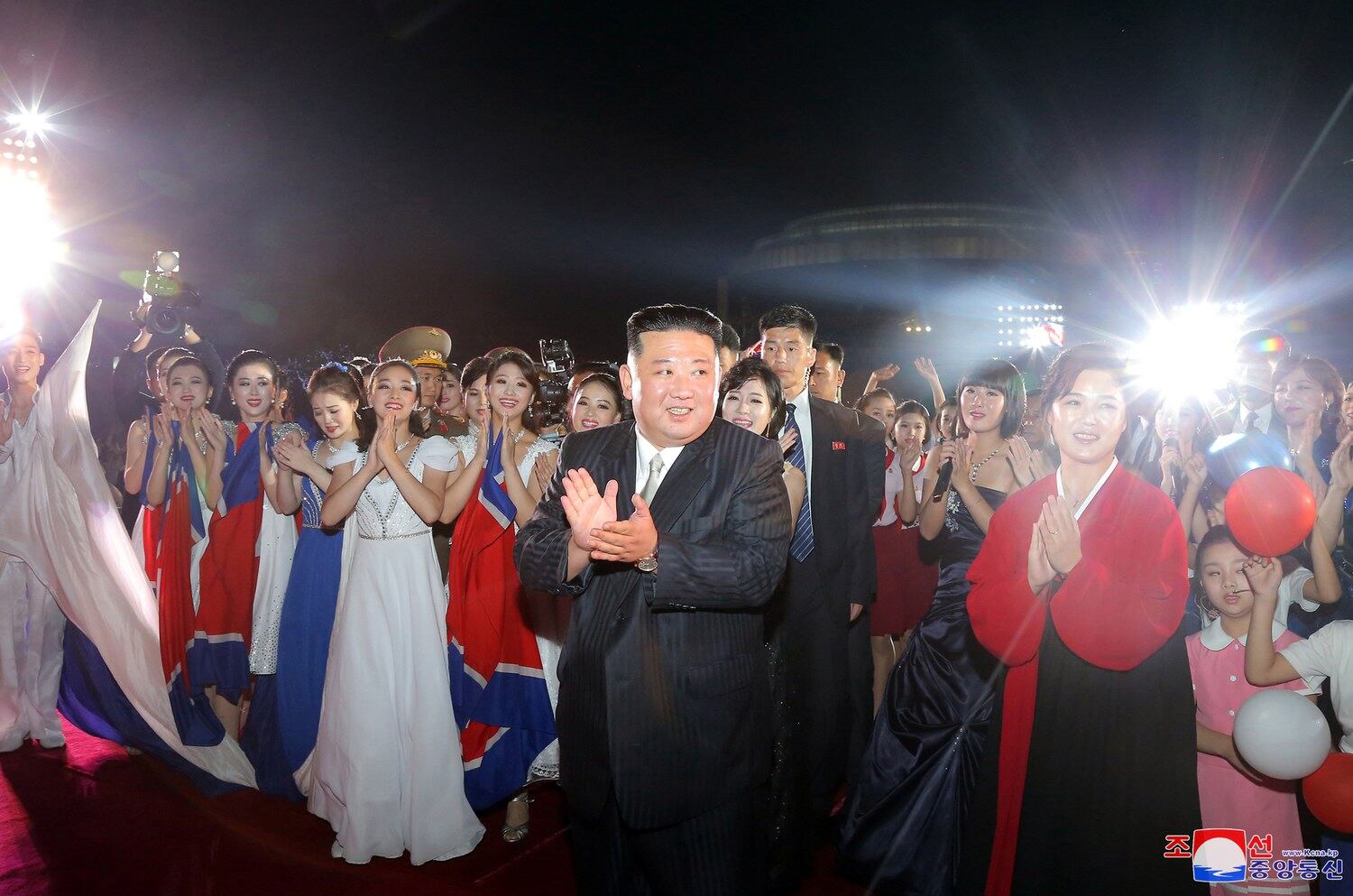 북한 정권수립 74주년(9ㆍ9절)을 맞이해 지난 8일 평양 만수대기슭에서 경축행사가 진행됐다고 조선중앙통신이 9일 보도했다.